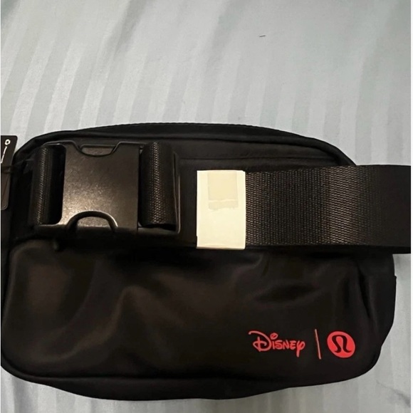 DISNEY x LULULEMON Everywhere Belt Bag 1L Mickey in Motion Graphic NWT - Picture 4 of 9